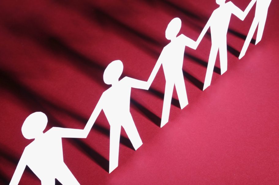 Mehr Klarheit für Ihre Familie mit Stammbaum-Beratung Papierfiguren-Kette – Symbol für Familie und Stammbaum-Beratung