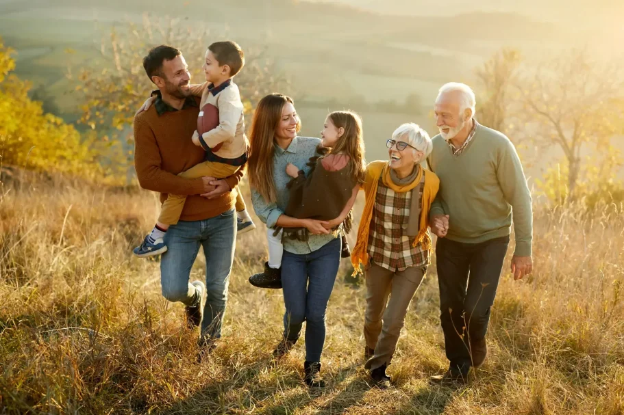 Kostenlose Erstberatung sichern Glückliche Familie im Park – Symbol für gesicherten Nachlass
